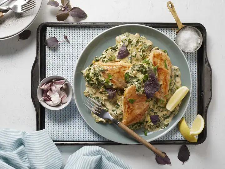 Creamed Spinach Cream Sauce with Chicken Fillets