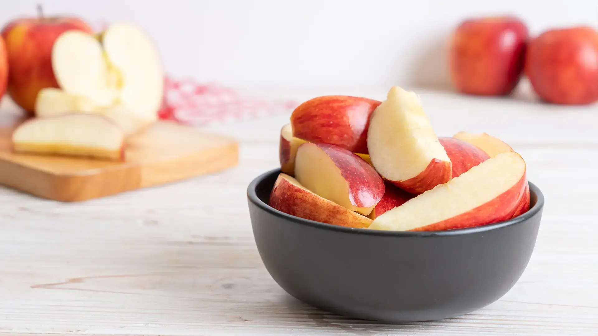 fresh-red-apples-sliced-bowl