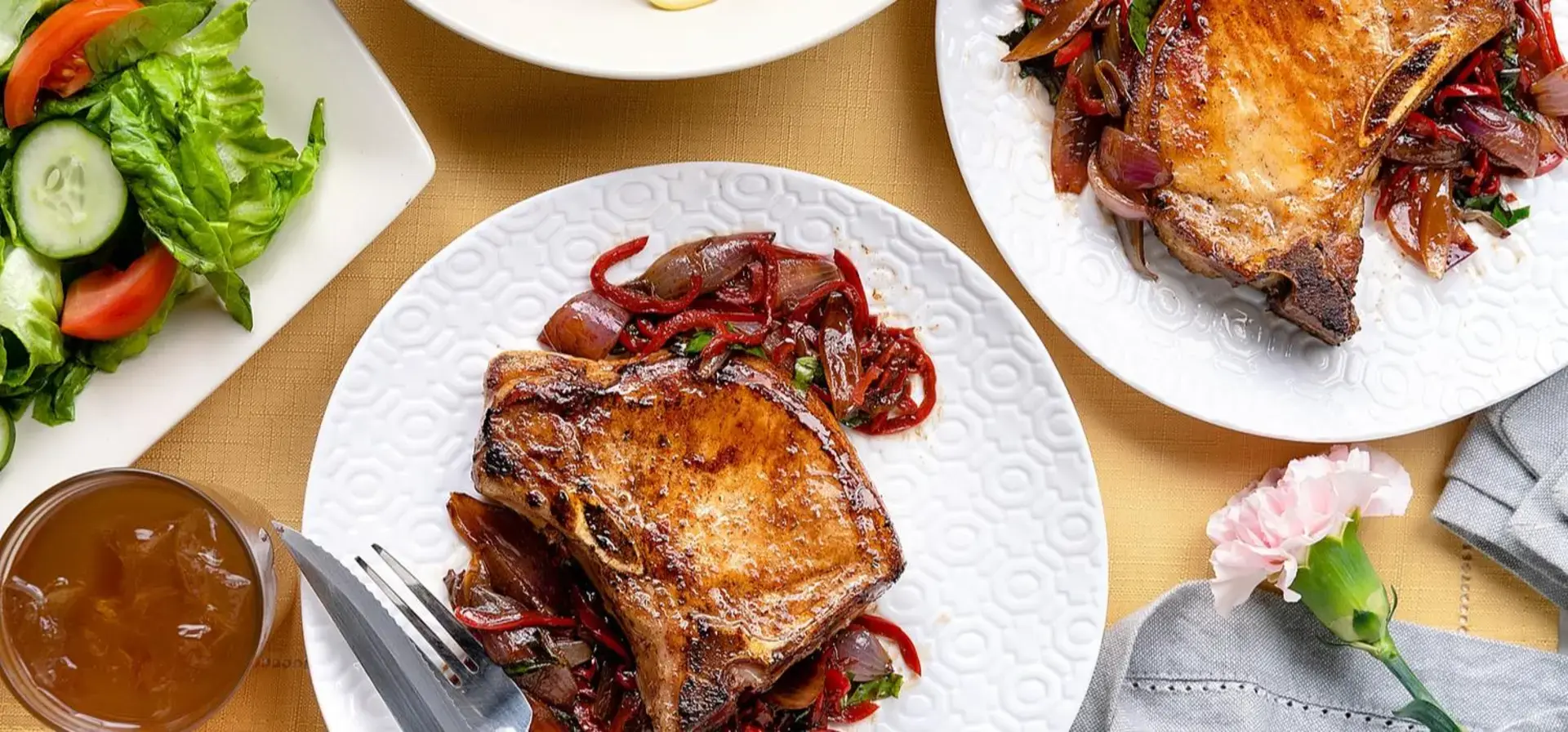 Pork chops with pepper and onion