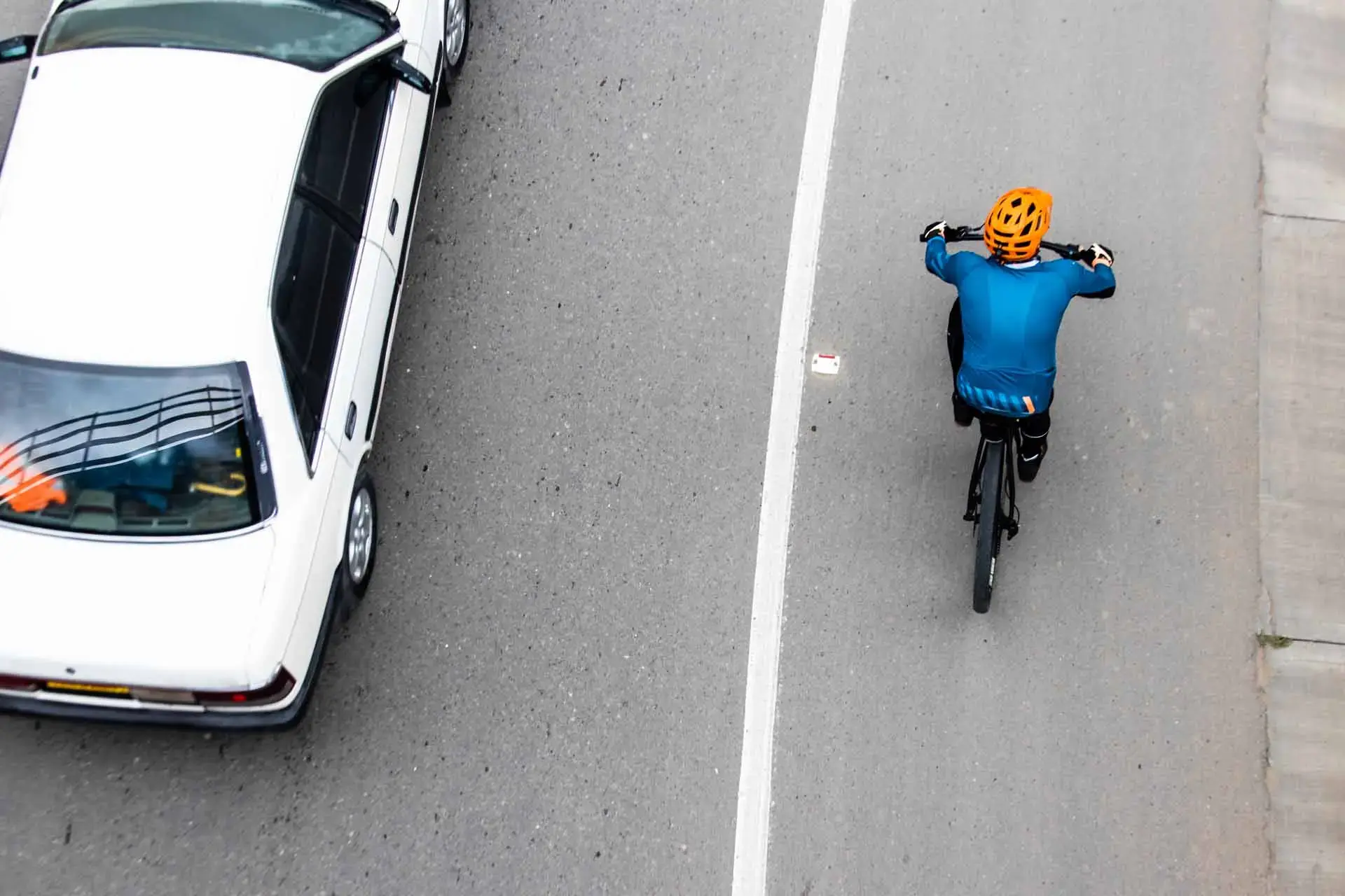 Respect a distance of at least 1 meter from other cyclists and drivers