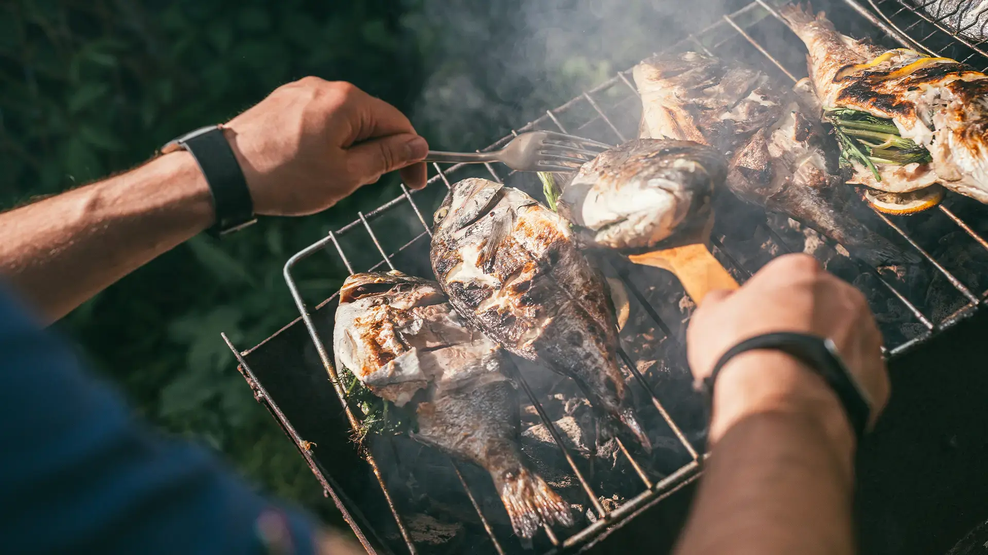 Hands-of-a-man-with-a-fork-and-a-wooden-spatula
