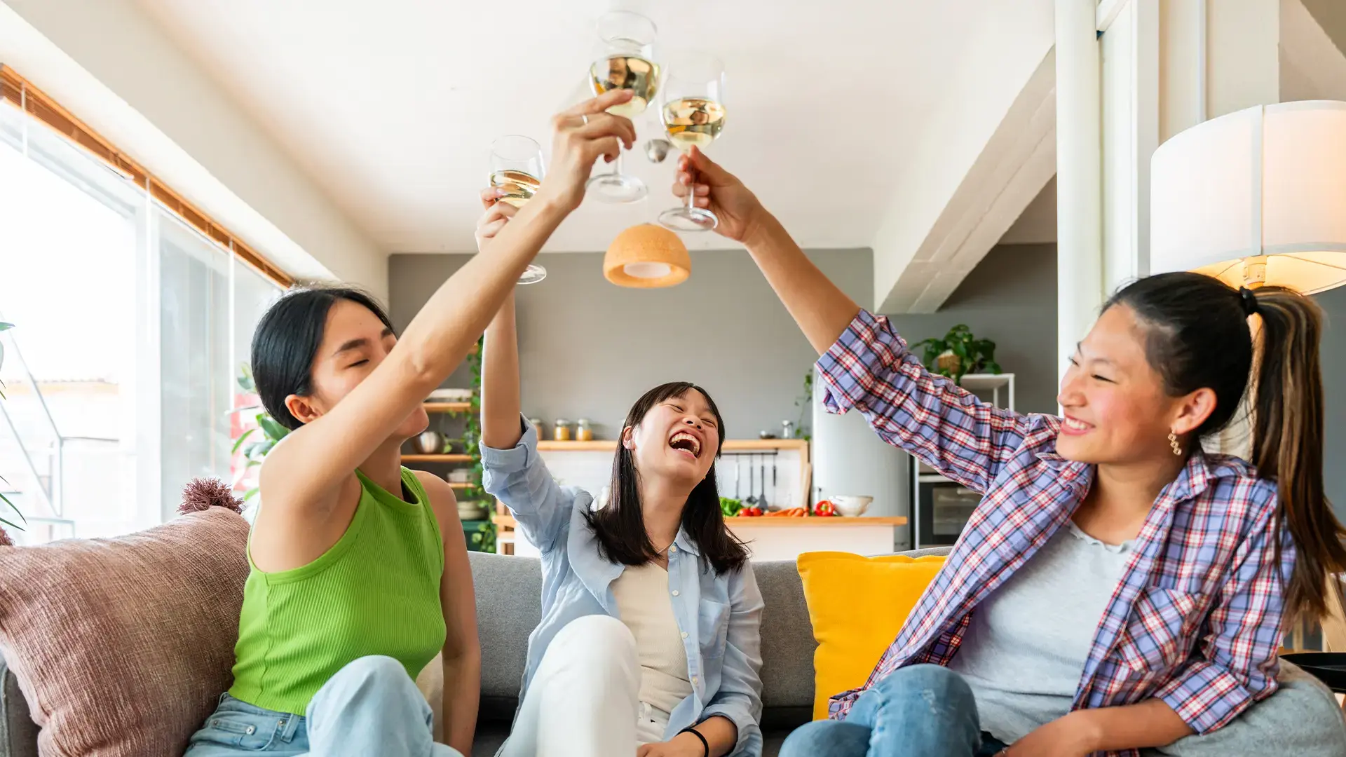 Happy-beautiful-chinese-women-friends-bonding