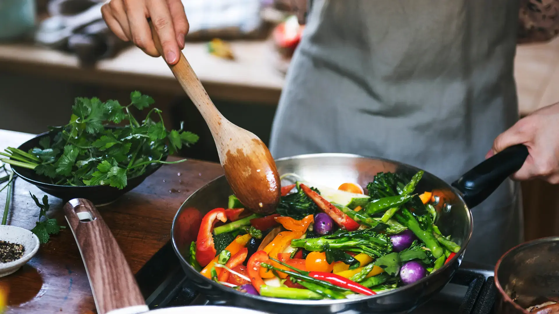 Woman-cooking-stir-fried-vegetables