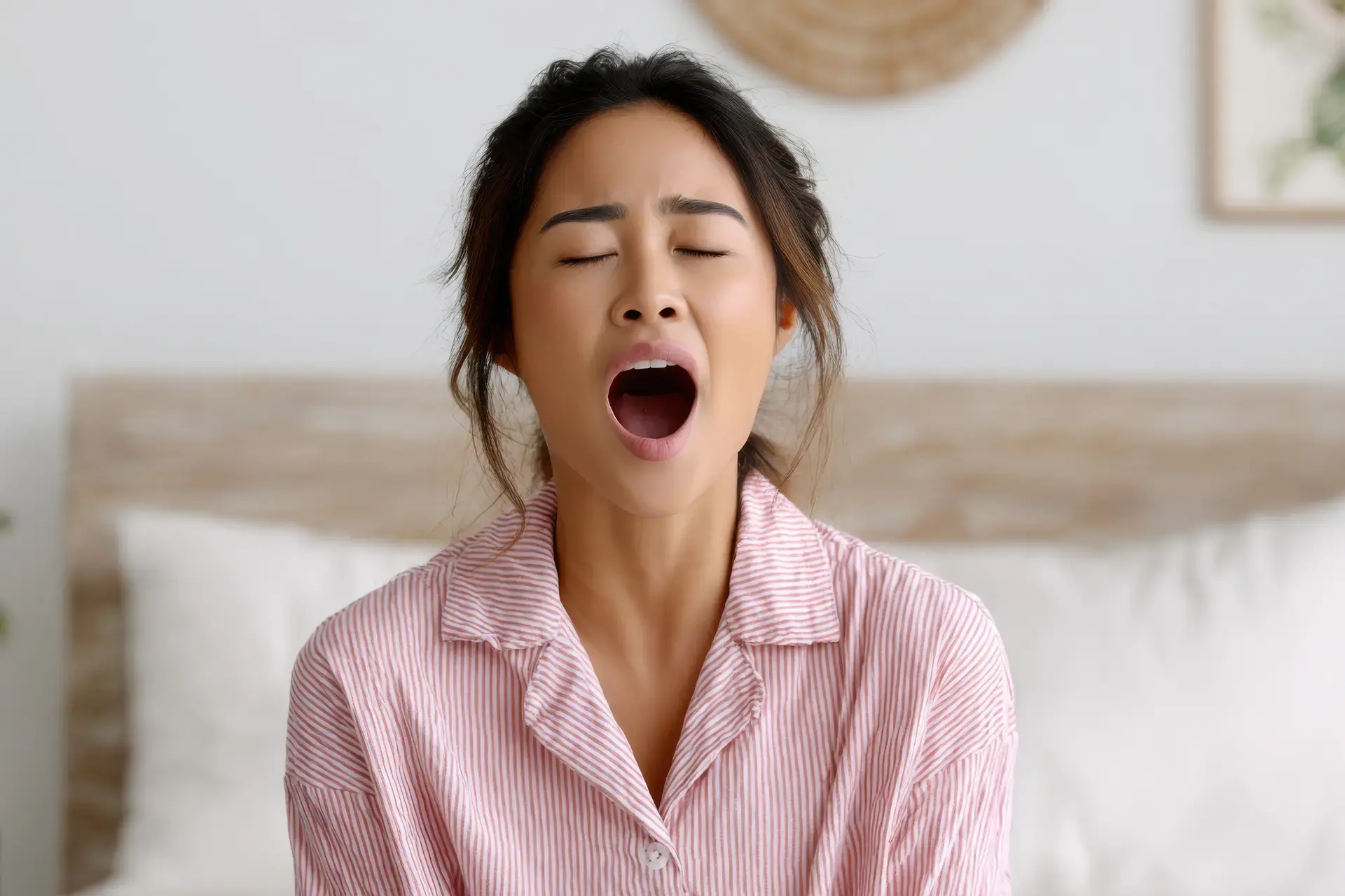 Nanay na mukhang pagod at antok.