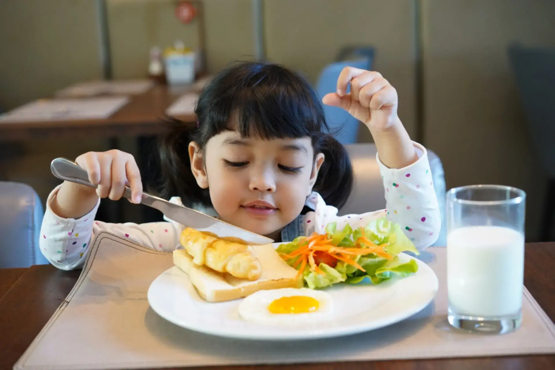 Batang may masustansiyang almusal.