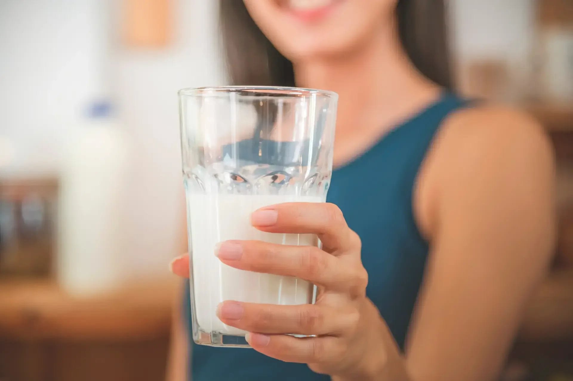 Asyanong babae na may hawak na isang basong gatas.