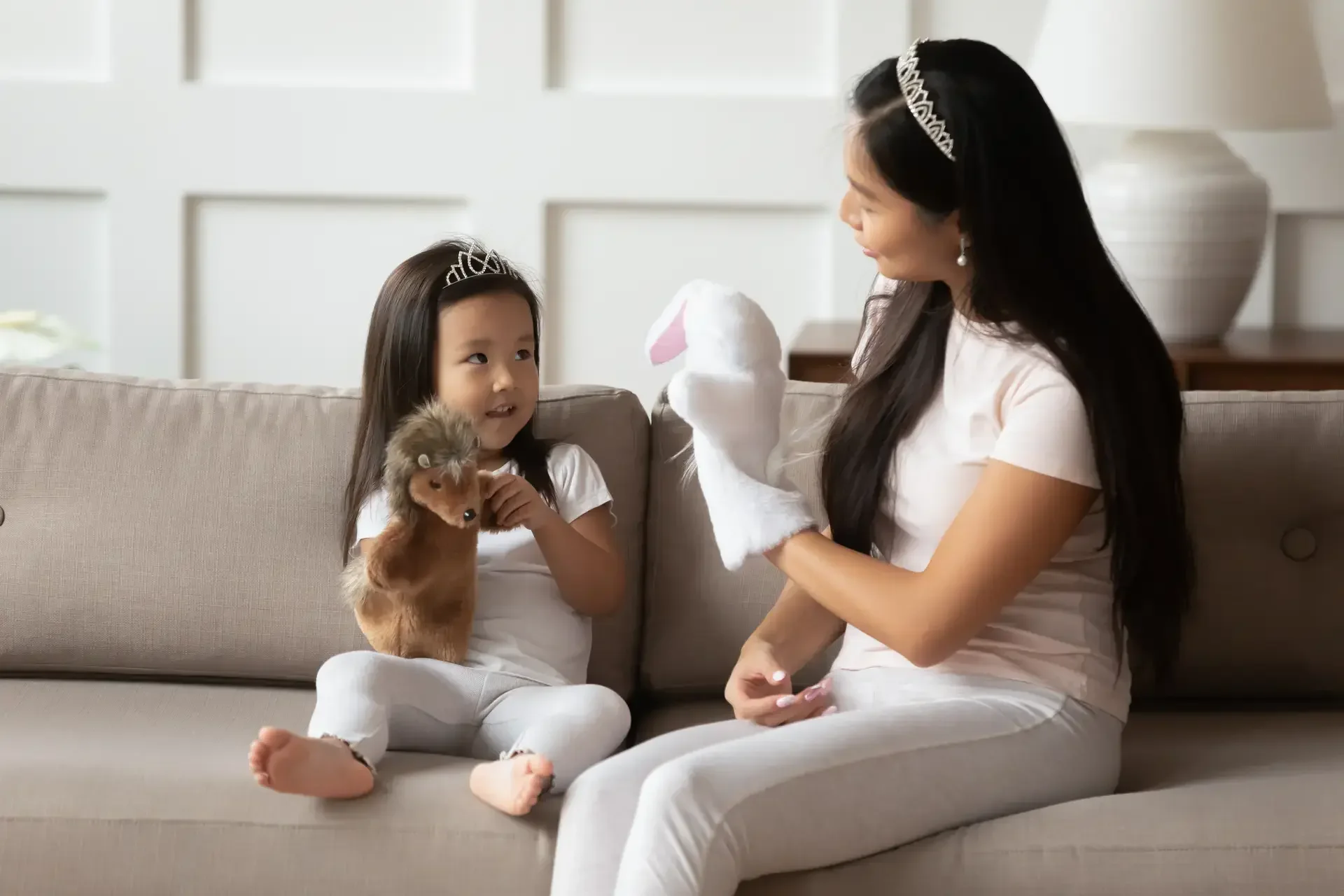 Batang gumagamit ng puppet habang nagkwe-kuwento.