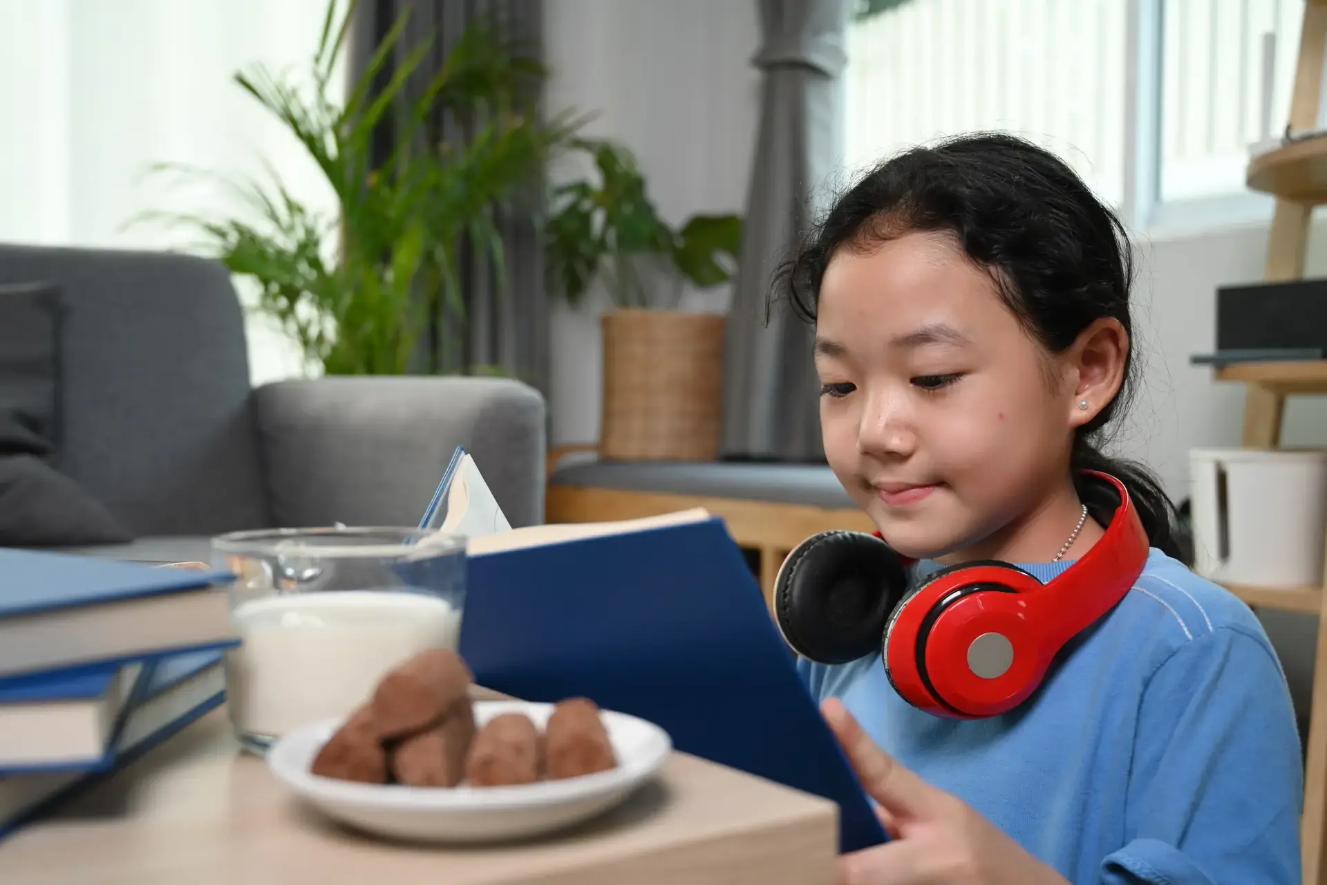 Batang nagbabasa habang umiinom ng gatas.