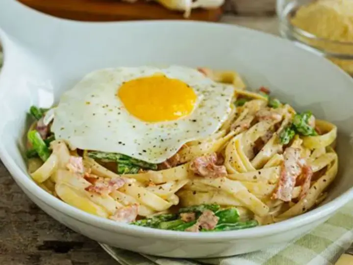 Creamy bacon and egg pasta