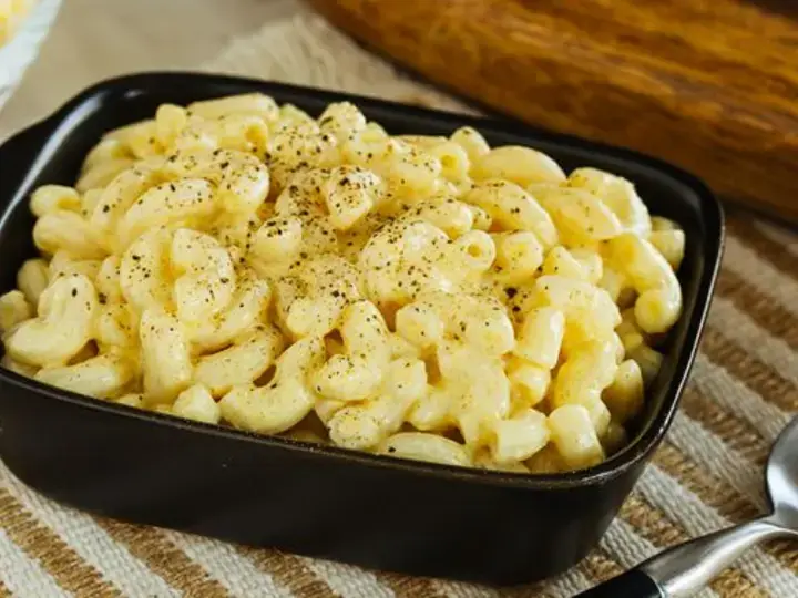 Quickie Creamy Queso de Bola Mac &amp; Cheese